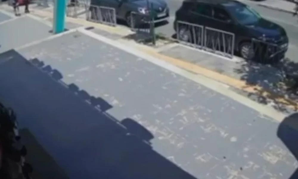 Θεσσαλονίκη: Η στιγμή που το αυτοκίνητο παρασύρει μητέρα και το 14 μηνών μωρό της (βίντεο)